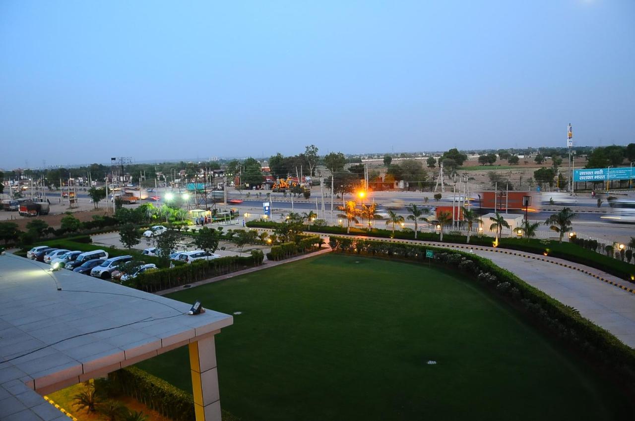 Park Inn By Radisson Gurgaon Bilaspur Manesar Bagian luar foto